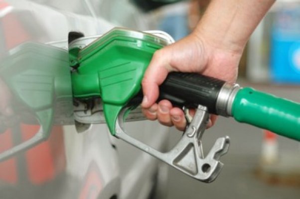 Voinea: Creşterea accizei la carburanţi, măsură pentru a evita deflaţia
